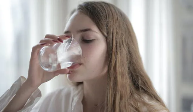Hidratarse ayudará a descongestionar tus fosas nasales. Foto: fundación aque