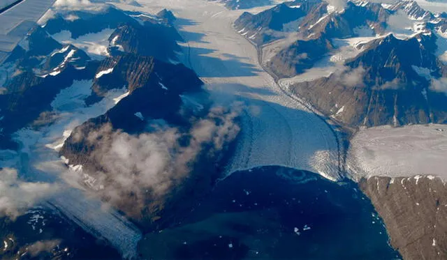 Capa de hielo de Groenlandia, vista en octubre de 2018, que se está derritiendo a un ritmo acelerado debido al calentamiento global. Foto: NASA.