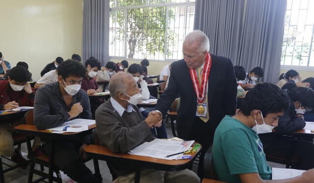  Rector de la UNI saluda a adulto mayor que rindió el examen de admisión. Foto: Carlos Félix    