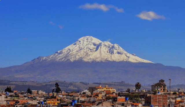 Es la cumbre más elevada de Ecuador, fue escalada por primera vez en 1880 y conserva múltiples glaciares. Foto: howlanders   