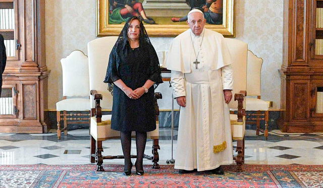 Fotografía entre Dina Boluarte y el Papa Francisco. Foto: Gobierno del Perú   