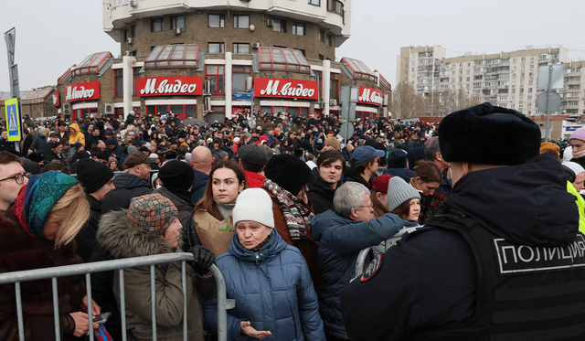  Miles de seguidores de Alexei Navalny se aproximaron al velorio del opositor para darle el último adiós. Foto: AFP   