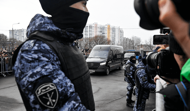  El resguardo policial fue una constante durante la ceremonia de último adiós a Navalny. Foto: AFP   