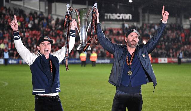 Ryan Reynolds y Rob McElhenney lograron ascender al Wrexham a la tercera división inglesa después de comprar el 95% de los derechos. Foto: AFP   