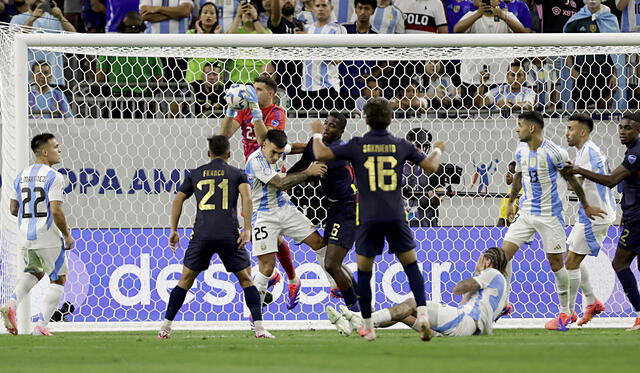  'Dibu' Martínez tuvo una formidable actuación ante Ecuador en cuartos de la Copa América. Foto: Selección Argentina/X    