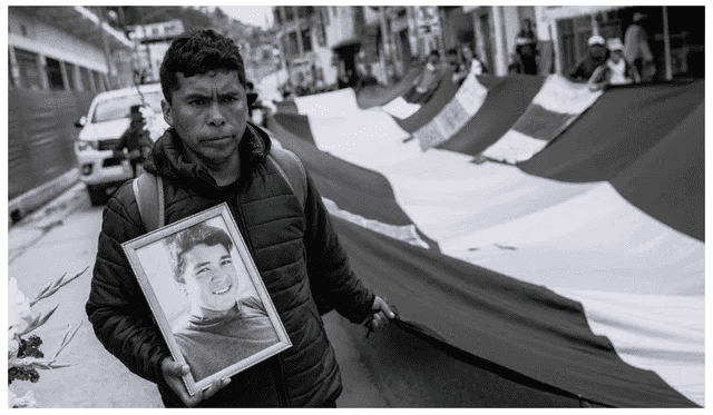 El padre de Robert Medina Llanterhuay, de 16 años, asesinado por un policía que uso su fusil AKM sin fundamento. Foto: La República   