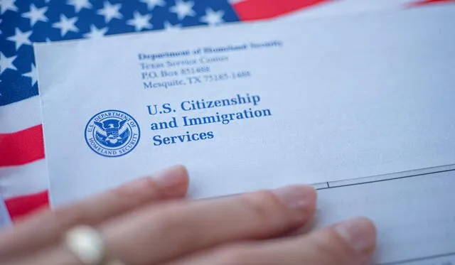  El USCIS realiza entrevistas y exámenes para evaluar la elegibilidad de los solicitantes de naturalización. Foto: Univisión   