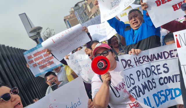 Padres mostraron pancartas en contra de la decisión del hospital. Foto: Marcia Chahua - LR   