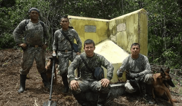 Militares peruanos y ecuatorianos trabajan para retirar minas en la zona del conflicto. Foto: Difusión   