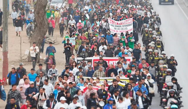 Diversos gremios de comerciantes salen a las calles. Foto: La República.    