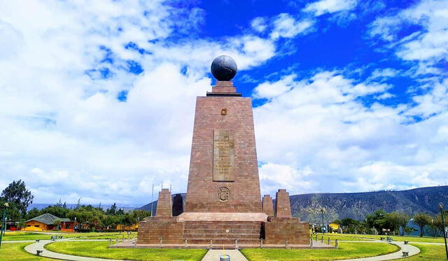 El monumento en la Ciudad Mitad del Mundo marca un punto emblemático, pero estudios recientes propone que no es el sitio exacto. Foto: Milenial Travel.   