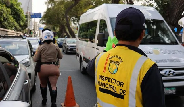 La multa por realizar un servicio informal de taxi es de 1 UIT para el conductor y de 2 UIT para el propietario. Foto: ATU   