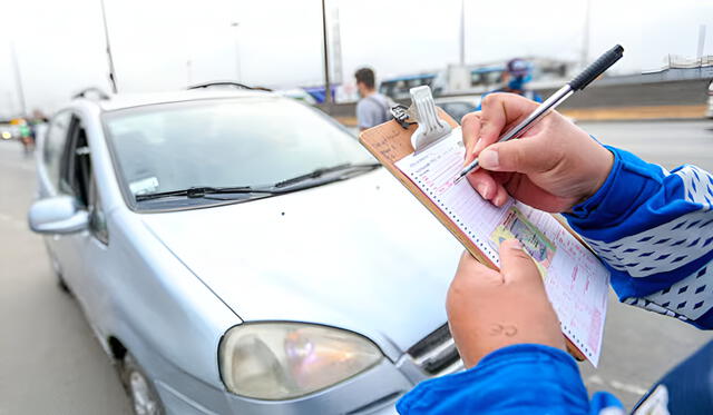 Los ciudadanos dependen de servicios informales como taxis y autos colectivos, lo que aumenta la saturación de las calles y la congestión vehicular. Foto: ATU Los ciudadanos dependen de servicios informales como taxis y autos colectivos, lo que aumenta la saturación de las calles y la congestión vehicular. Foto: ATU