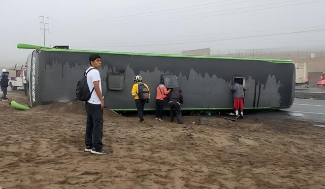 Personas permanecen atrapadas en el interior del bus. Foto: difusión Personas permanecen atrapadas en el interior del bus. Foto: difusión