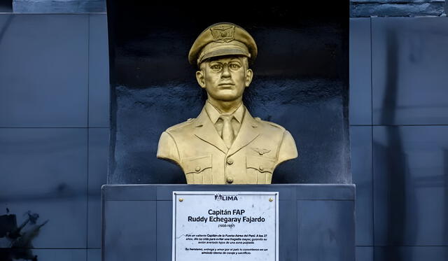 Estatua en honor al Capitán FAP Ruddy Echegaray. Foto: difusión   