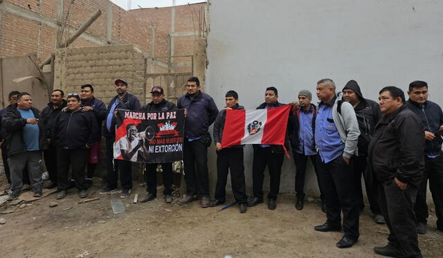 El 80% de los trabajadores de las <strong>ocho rutas</strong> que maneja la empresa El Rápido no laborará tras el asesinato a su compañero el último sábado. Créditos: Silvana Quiñonez/LR El 80% de los trabajadores de las <strong>ocho rutas</strong> que maneja la empresa El Rápido no laborará tras el asesinato a su compañero el último sábado. Créditos: Silvana Quiñonez/LR