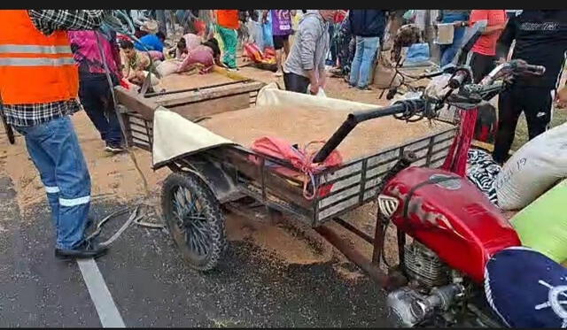 Vecinos llegaron en carretilla para el saqueo. Foto: Difusión Vecinos llegaron en carretilla para el saqueo. Foto: Difusión