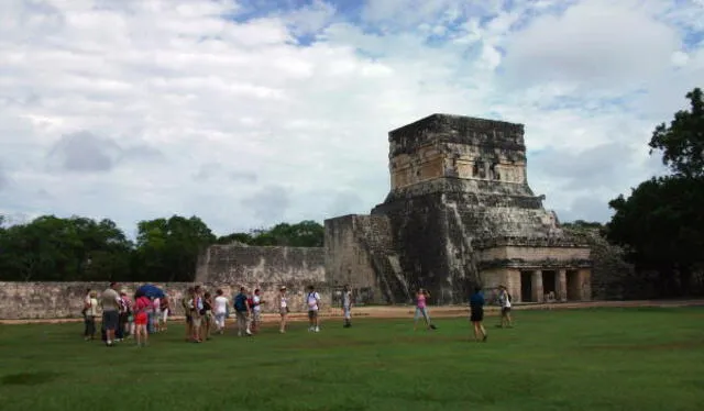 Hallan 200 piezas arqueológicas bajo las ruinas de Chichén Itzá [FOTOS]