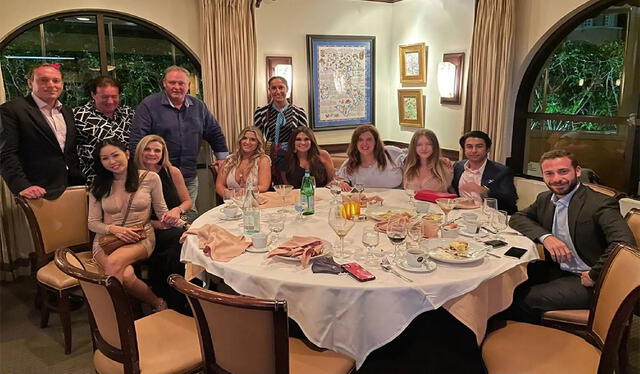 Inna Yashchyshyn y su grupo de amistades cenan después de un evento de golf para recaudar fondos. Ella fue bajo el nombre falso de Anna de Rothschild. Foto: OCCRP/Pittsburgh Post-Gazette