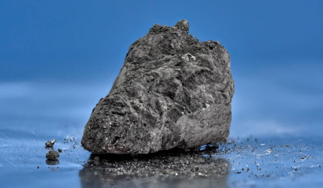 Los científicos que han analizado este meteorito, del tipo condrita carbonácea, sostienen que la vida en la Tierra pudo haber surgido a partir de elementos traídos desde el espacio. Foto: Natural History Museum