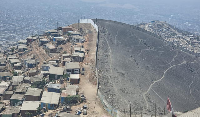 El 'muro de la vergüenza que divide Surco con SJM. Foto: Omar Coca   