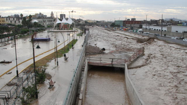 Fuertes lluvias durante el fenómeno El Niño del 2017 causó el desborde del río Chillón. En la imagen se observa el parque La Muralla inundado. Foto: La República/archivo   