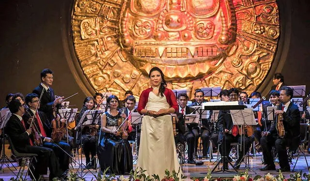 Gladis Huamán Chávez, Soprano del Bicentenario, junto a la Orquesta Sinfónica del Cusco dirigida por el maestro Theo Tupayachi.   