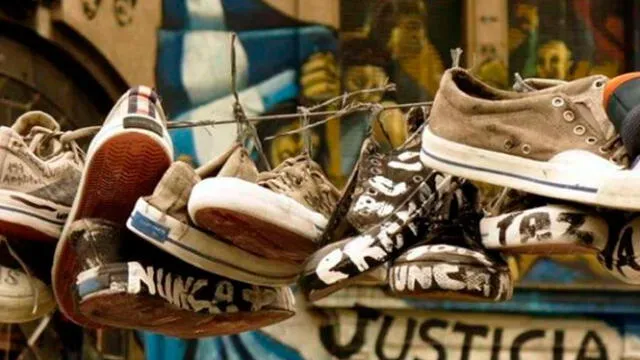 Las zapatillas de los fallecidos fueron colgadas afuera del Cromañón para recordarlos. Foto: Difusión