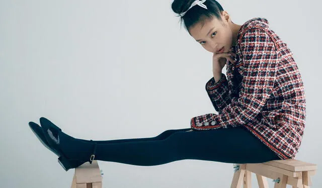 BLACKPINK: Jennie Kim viste un jumpsuit (US$8,100) y zapatos Mary Janes (US$1,200). Colección Chanel 2020 S/S Ready-to-Wear. Vogue Korea, abril, 2020.