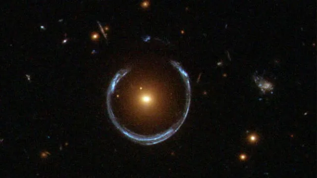Imagen de una galaxia que distorsiona y magnifica la luz de otra más lejana, efecto conocido como lente gravitacional. Foto: NASA.