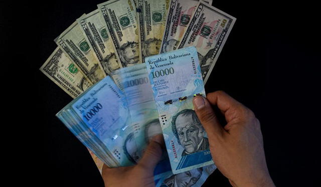 El bolívar se ha devalúa cada año y los venezolanos emplean el dólar como método de pago. Foto: AFP   