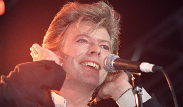 David Robert Jones más conocido por su nombre artístico David Bowie fue otro famoso músico zurdo. Foto: Agencia AFP.