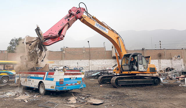 Solo algunos vehículos son chatarreados. Foto: Antonio Melgarejo/La República   