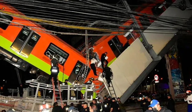La estructura sobre la que circulaba el metro de la línea 12 se derrumbó y dos de los vagones se desplomaron en una avenida repleta de vehículos. Foto: EFE
