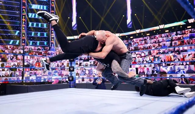 Cesaro atacó por sorpresa a Roman Reigns al final de SmackDown. Foto: WWE