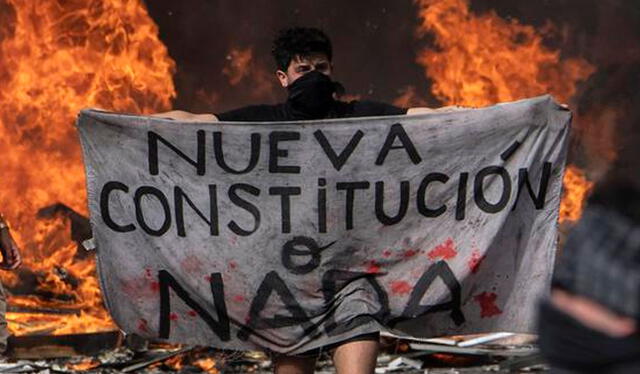  Una manifestante exige Nueva Constitución durante una protesta en 2019. Foto: AFP   