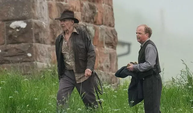  Harrison Ford en el set de rodaje de Indiana Jones 5. Foto: Dailymail/Stuart Wallace    