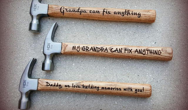 Otra opción muy buena son los martillos personalizados con frases. Foto: Etsy