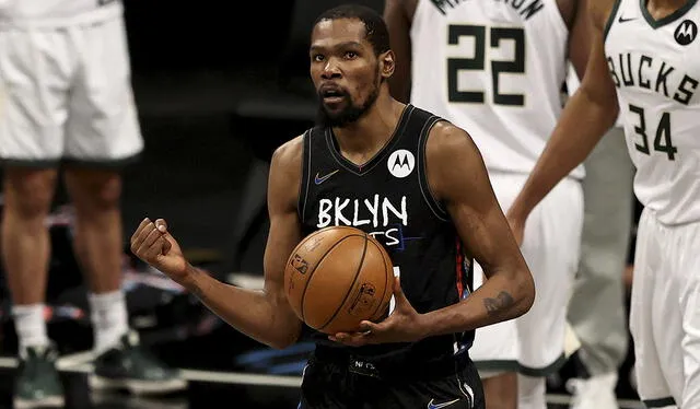 Kevin Durant hizo 49 puntos, 17 rebotes y 10 asistencias ante los Bucks. Foto: AFP