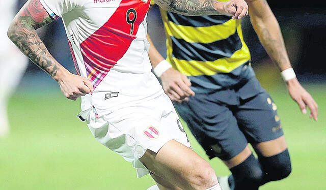 Gianluca Lapadula es marcado por el ecuatoriano Piero Hincapié durante el partido por el grupo B de la Copa América. Foto: EFE