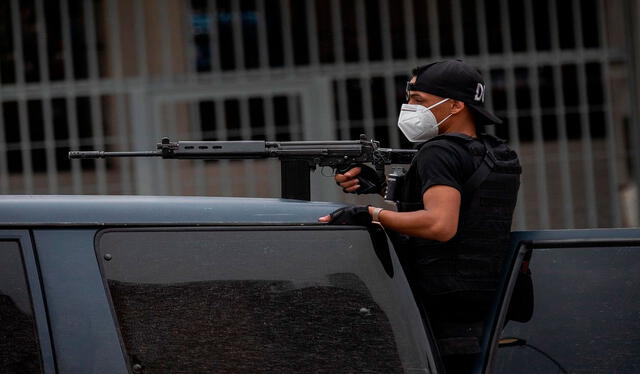 Un policía de las Fuerzas de Acciones Especiales (FAES) de Venezuela listo para entrar al barrio Cota 905, en Caracas. Foto: Agencia EFE