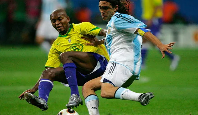 Brasil enfrentó a Argentina en la final de la Copa Confederaciones 2005. Foto: AFP