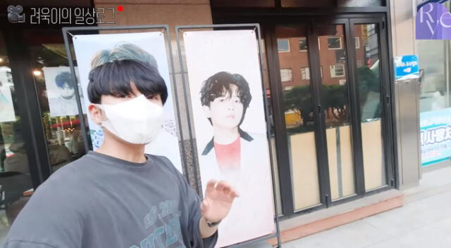 Kim Ryeowook de SUPER JUNIOR afuera de uno de los cafés temáticos por su cumpleaños. Foto: captura 려욱이의 아지트