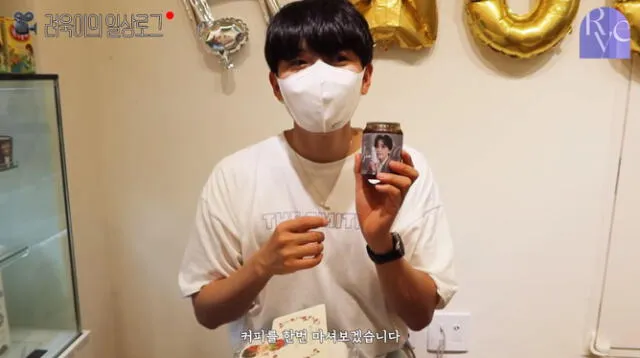 Kim Ryeowook posando con una taza de café helado. Foto: captura 려욱이의 아지트