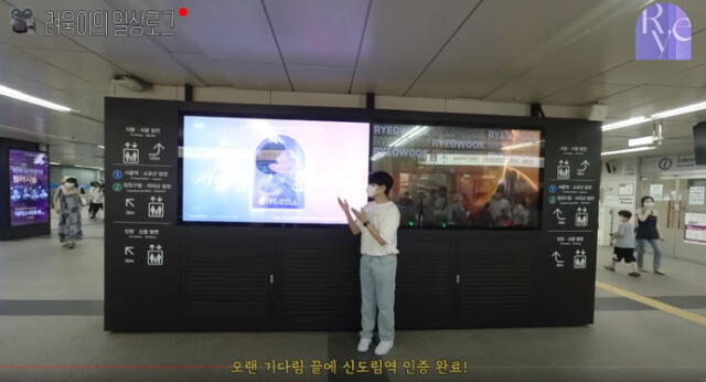 Kim Ryeowook de SUPER JUNIOR posando con un banner de su cumpleaños. Foto: captura 려욱이의 아지트