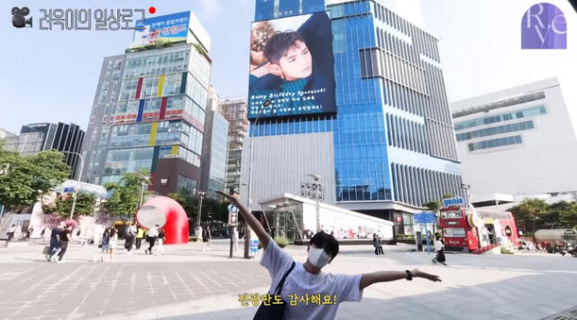 Ryeowook de SUPER JUNIOR posando con banner en edificio de Corea del Sur. Foto: captura 려욱이의 아지트