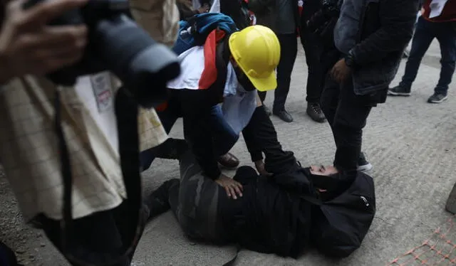 John Reyes fue atacado por un fujimorista. Foto: Aldair Mejía/La República