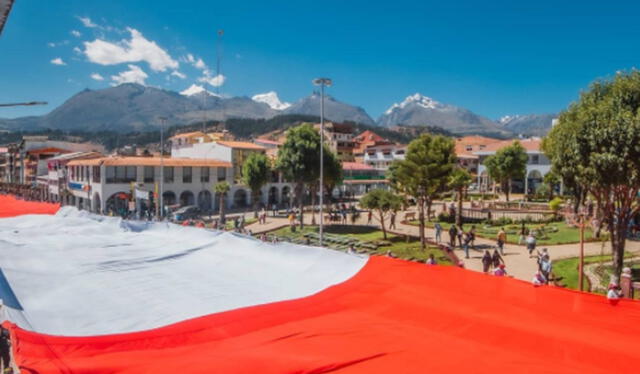 La bandera más grande del Perú en la plaza de Armas de Huaraz. Foto: Cortesía Víctor Rímac
