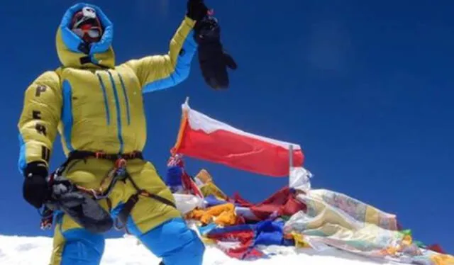 Víctor Rímac flameando la bandera del Perú en el Everest, la montaña más grande del mundo. Foto: Cortesía Víctor Rímac