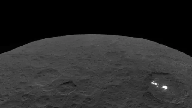 Fotografía original de Ceres y las las regiones brillantes del cráter Occator. FOTO: Descarga de nasa.gov